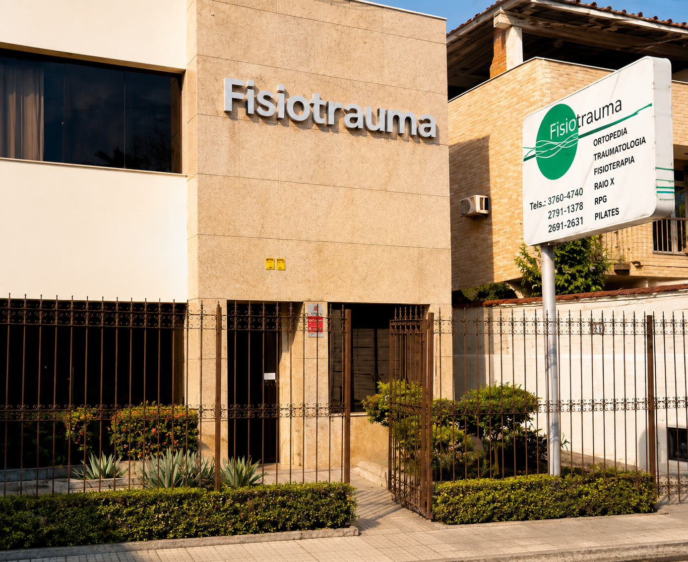 Fachada da clínica Fisiotrauma no Centro de Nilópolis, RJ, com placa de especialidades